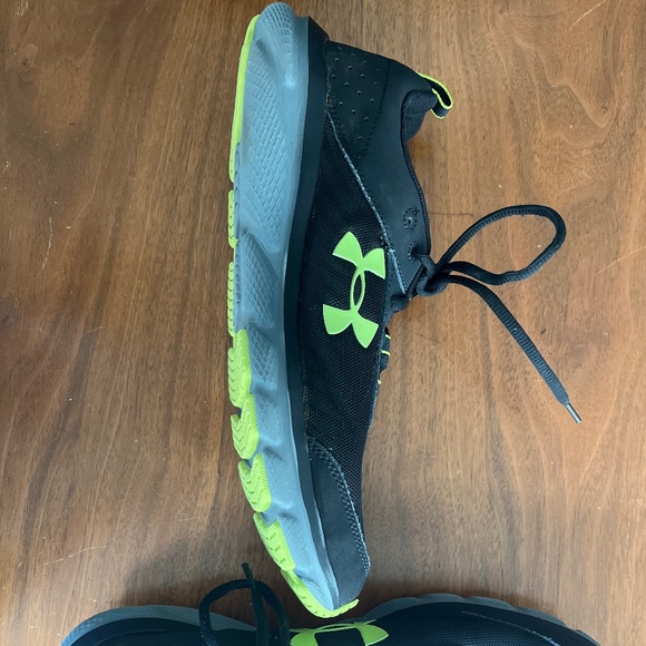 NWOT Under Armour sneakers - Picture 2 of 5